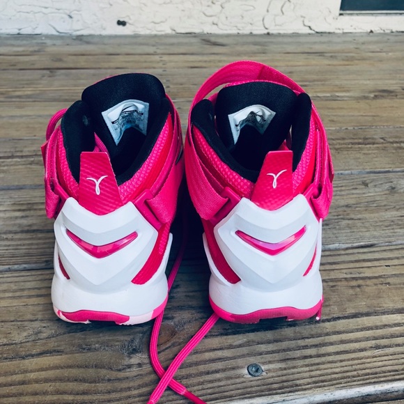 LIMITED NIKE LeBron Soldier lx Breast Cancer - Picture 3 of 4